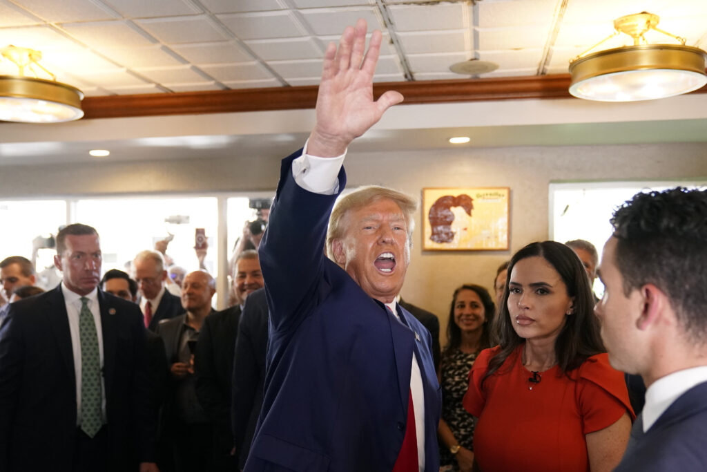 Donald Trump visita el icónico restaurante cubano Versailles en Miami después de comparecer en corte